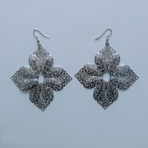 Silver flower drop pieced earrings